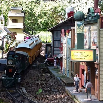 Railroad 3_Lutz Railroad Garden Buildings and townspeople also live in the Lutz Railroad Garden.